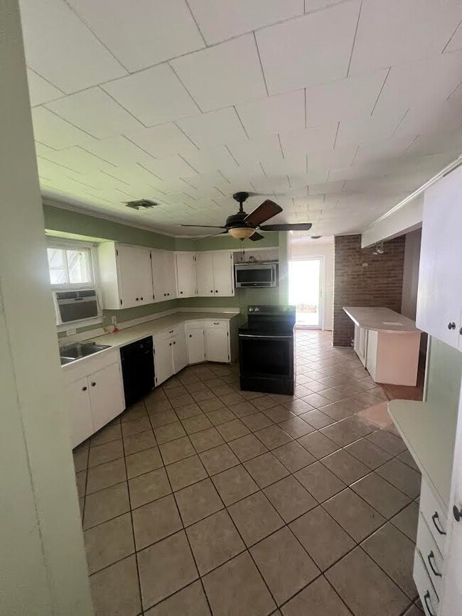 Building Photo - 304 W Tennis St