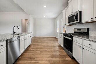 Building Photo - 15683 Honey Cv Dr