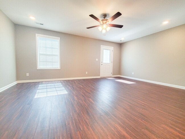 Foto del edificio - Two Bedroom with Garage on Exit 11!