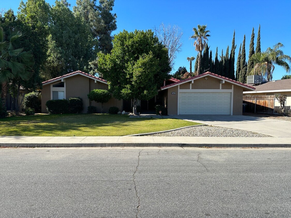Primary Photo - Beautiful Home In Very Desired Area!