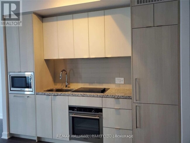 Building Photo - 125 Blue Jays Way