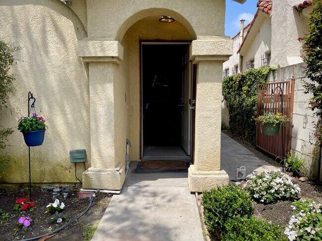 Building Photo - 3035 S Palm Grove Ave