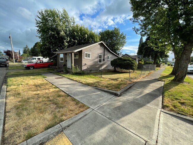 Front Corner - 801 S Center St
