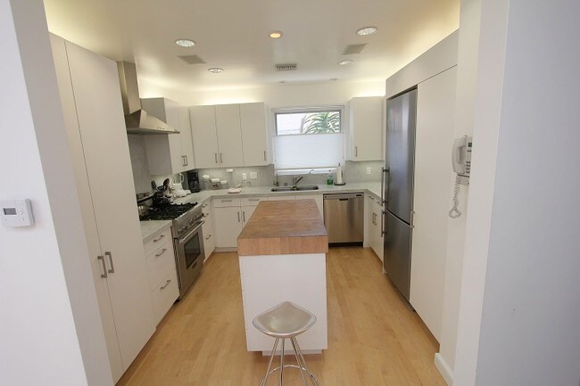 Building Photo - 816 N La Jolla Ave