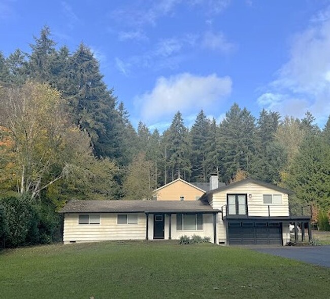 Building Photo - Gorgeous home in U.P. with custom features!