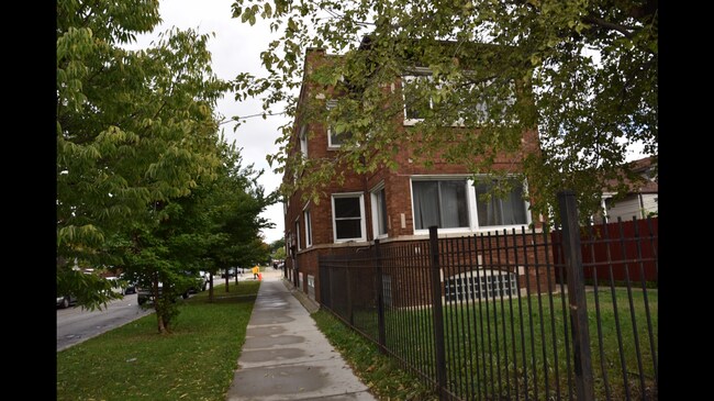 Building Photo - 2607 W 60th St