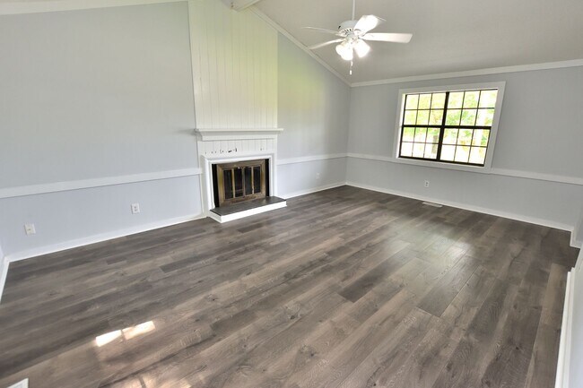Building Photo - 1405 Treetop Ln