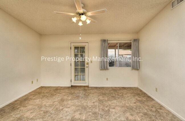 Foto del edificio - 3/2 Beautiful Rita Ranch Home With Open Design!!!
