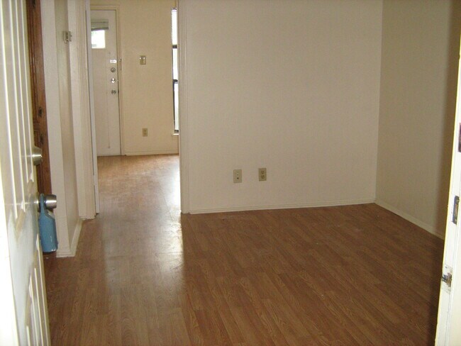 Sala de estar y entrada al dormitorio. - 4401 Speedway