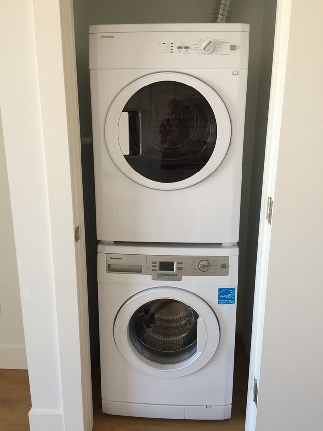 Building Photo - 910 N Garden St