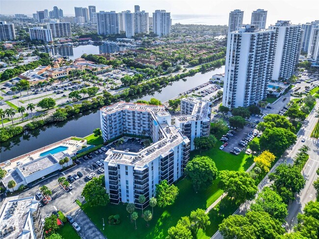 Foto del edificio - 3475 N Country Club Dr