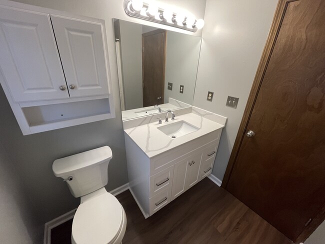 Full bath - 1289 East and West Rd