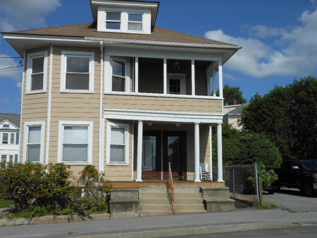 Foto principal - 677 Belmont St