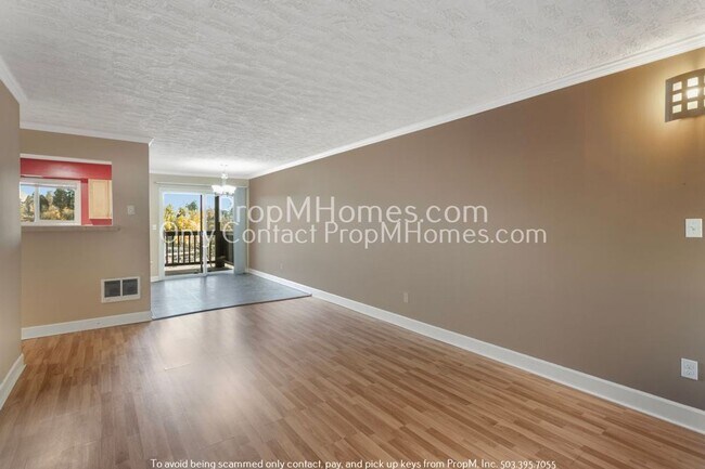 Foto del edificio - SW Portland Two Bedroom Condo In The Heart Of Burlingame!