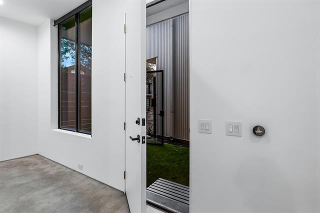 Foto del edificio - 2422 N Carroll Ave