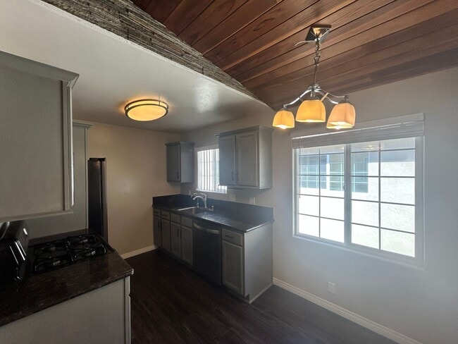 Foto del edificio - Beautiful 2BD/2BA W/ A/C and Reserved Parking in Normal Heights!