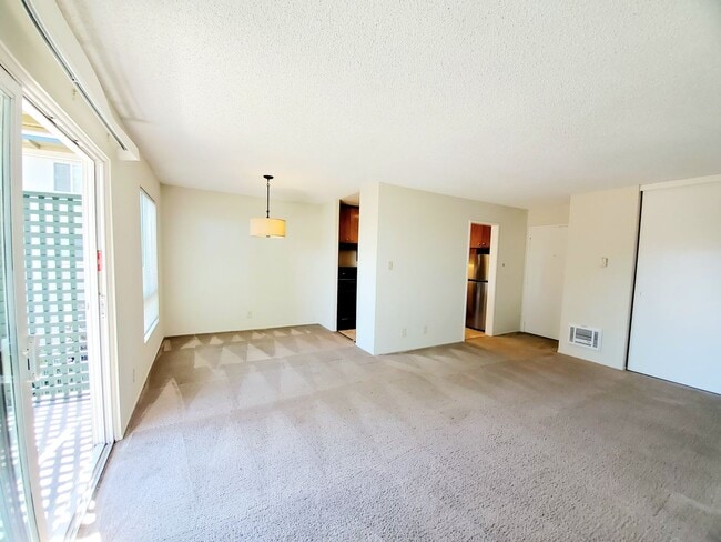 Building Photo - Spacious, sunny Woodlake Condo