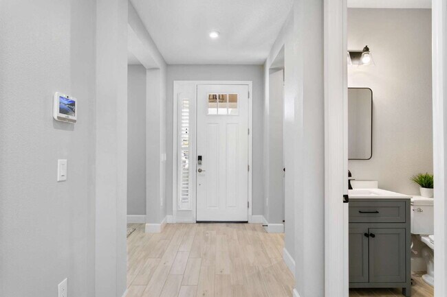 Building Photo - "Spacious 4-Bed, 4-Bath Retreat at 2612 Le...