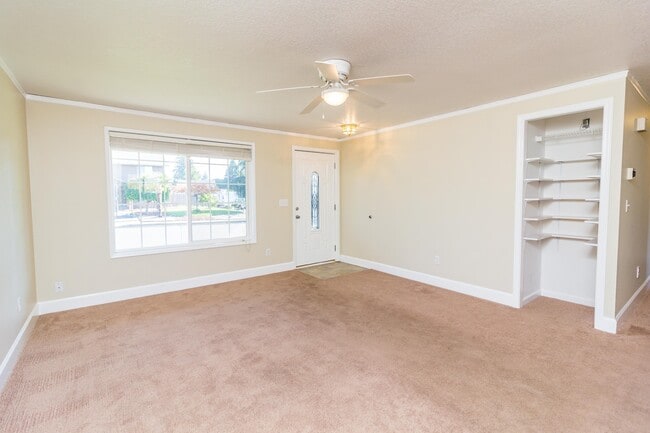 Building Photo - 3 bedroom 2 Bath Single Level on Large Lot