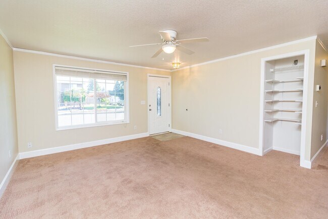 Foto del edificio - 3 bedroom 2 Bath Single Level on Large Lot