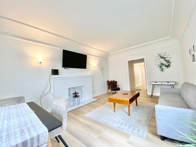 Building Photo - 203 S Arnaz Dr