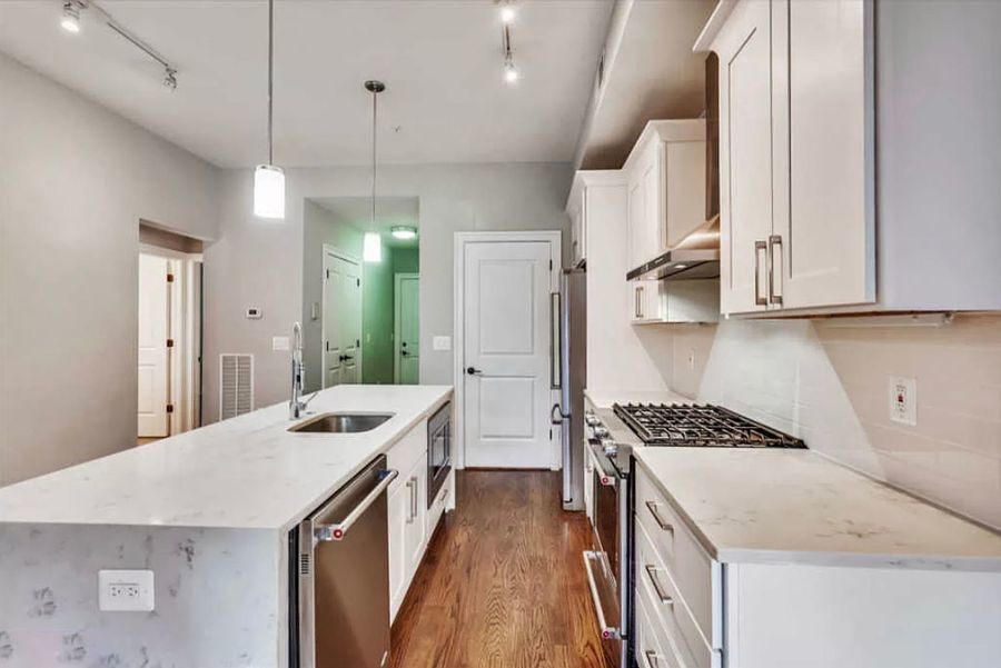Foto principal - Modern + Bright Two Bedroom Condo in Petwo...