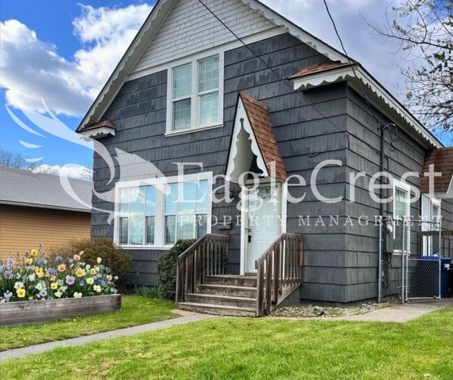 Building Photo - Charming 3BR Home with Spacious Yard & Bonus Living Space