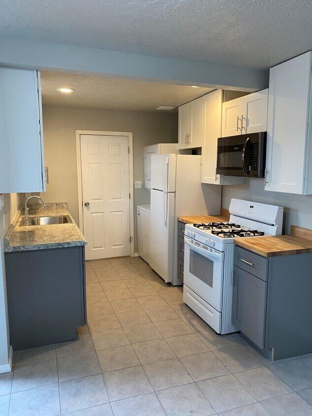 Cocina en forma de galera - 201 Vermont St NE