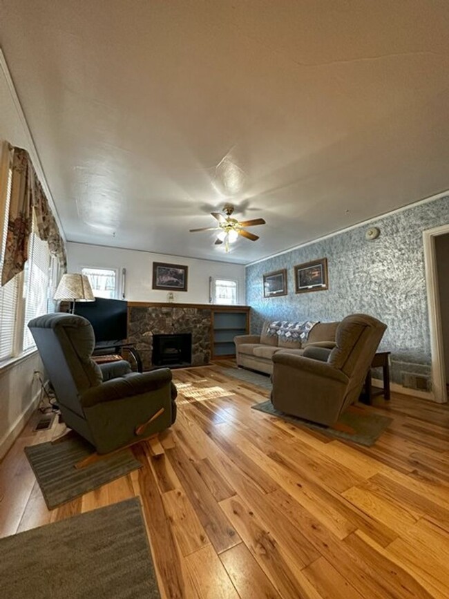Building Photo - Fully Furnished All-Inclusive Home