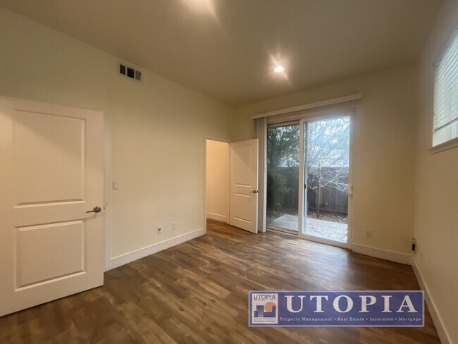 Foto del edificio - Beautiful and Spacious 3-bedroom, 3.5-bathroom Townhouse Located in the heart of Seabright.