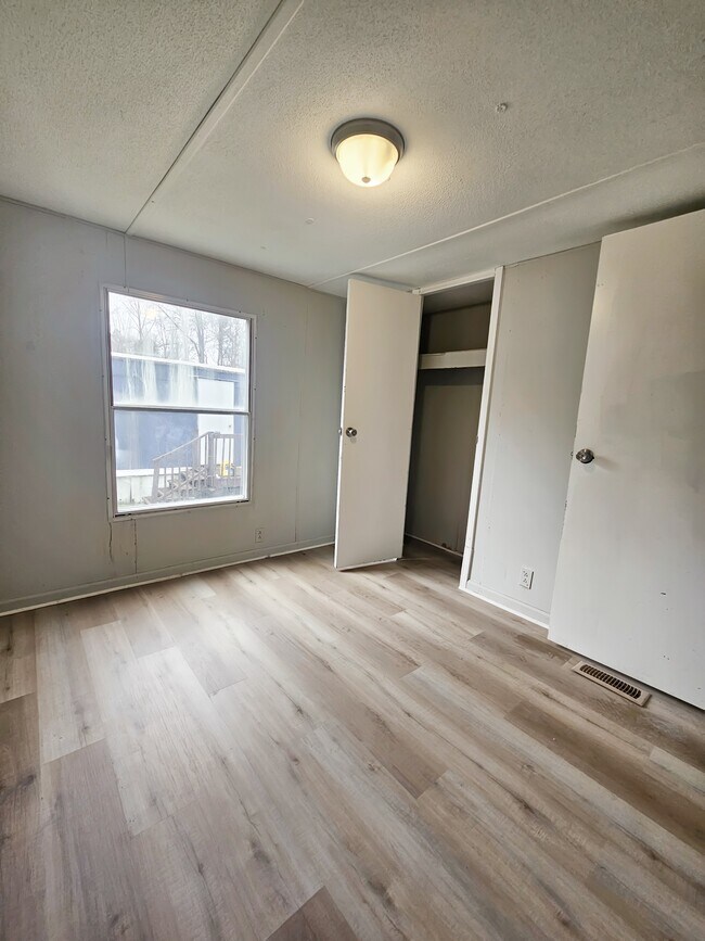 Foto del edificio - 412 McElhaney Rd