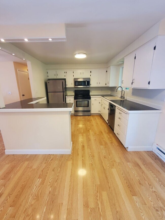 Building Photo - Beautifully Updated Home in Sought-After S...