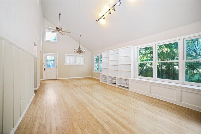 Foto del edificio - 2716 E 22nd St