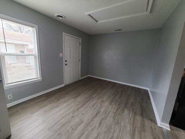 Building Photo - 633 Dayton Ave