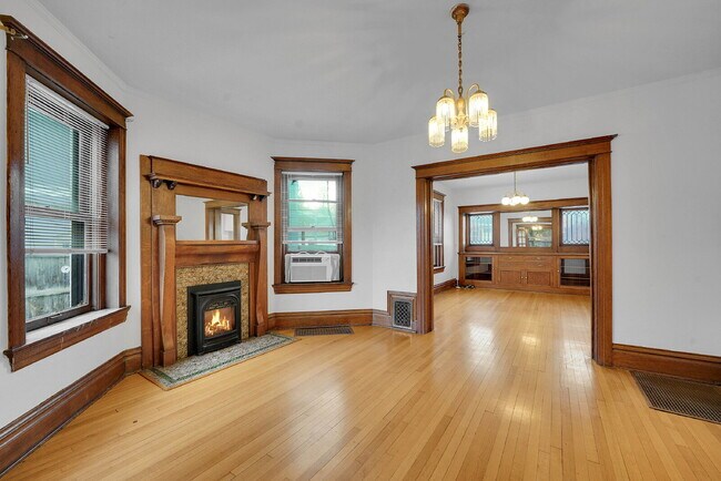 Foto del edificio - $1,995 - Charming 1 bed, 1 bath located in Denver with Bonus Flex Room!