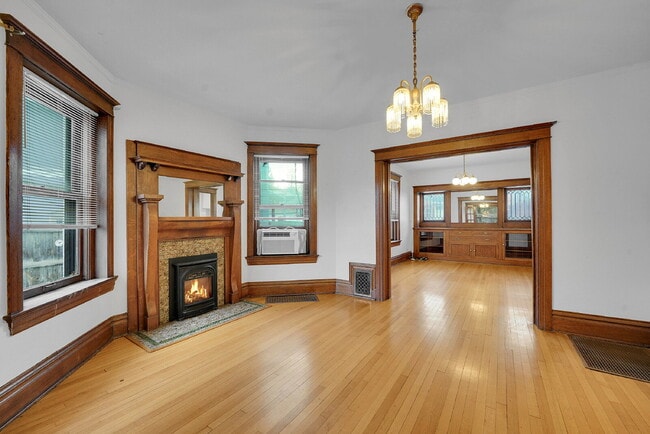 Building Photo - $1,995 - Charming 1 bed, 1 bath located in Denver with Bonus Flex Room!