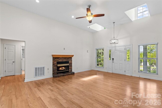 Foto del edificio - 5020 Fox Hollow Dr