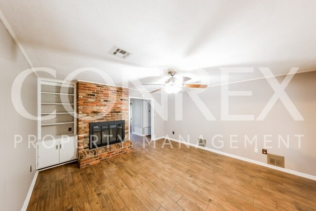 Building Photo - Spacious Home