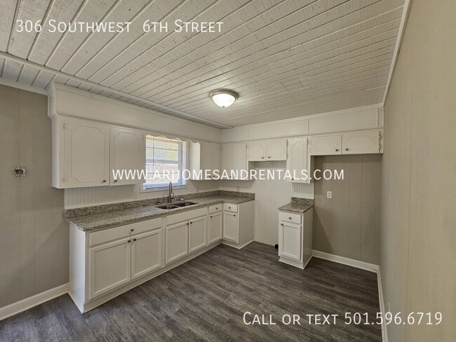 Foto del edificio - 306 Southwest  6th Street | $895 | 3 beds,...