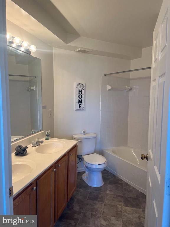 Foto del edificio - 14000 Farnsworth Ln
