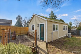 Building Photo - 632 S Rochester St