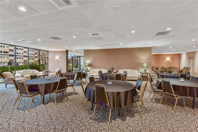 Foto del edificio - 12550 Lake Ave