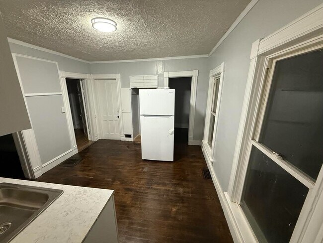 Foto del edificio - 332 Baker Ave