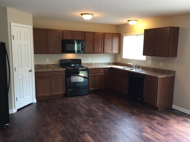 Building Photo - 8553 Beechwood Ct