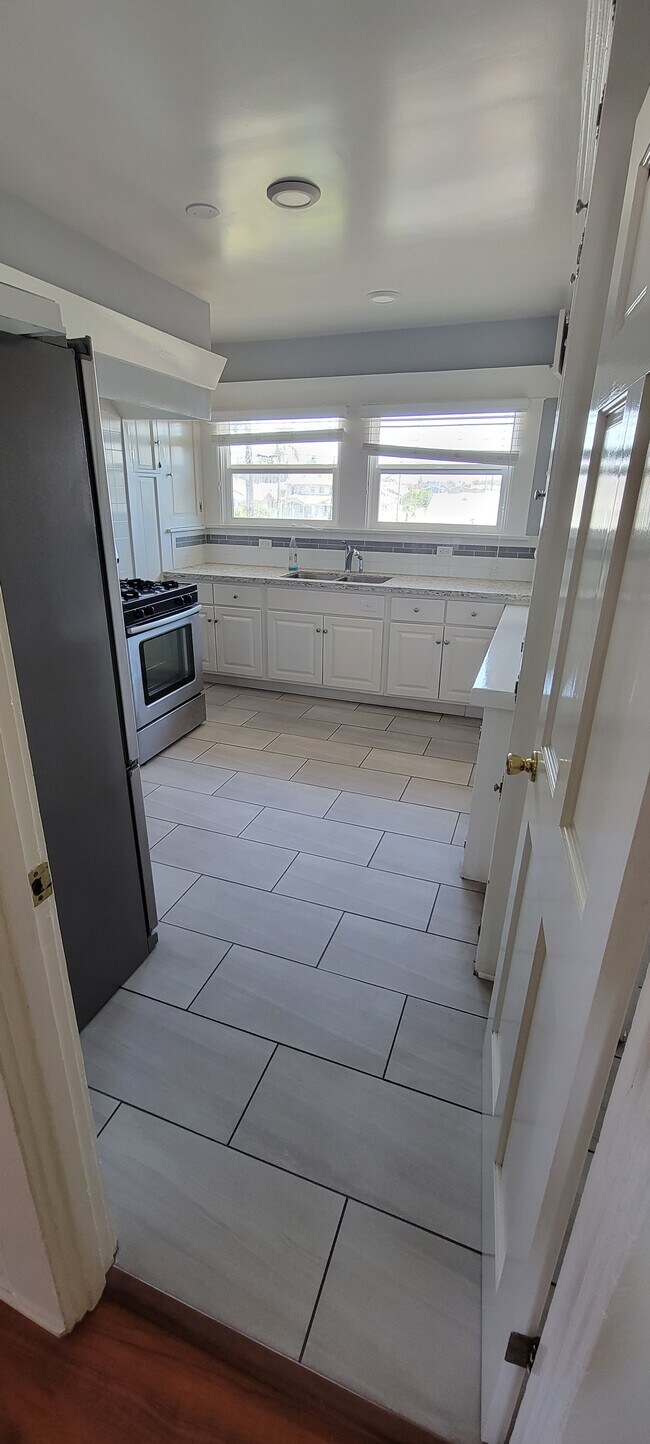 kitchen - 4254 Denker Ave