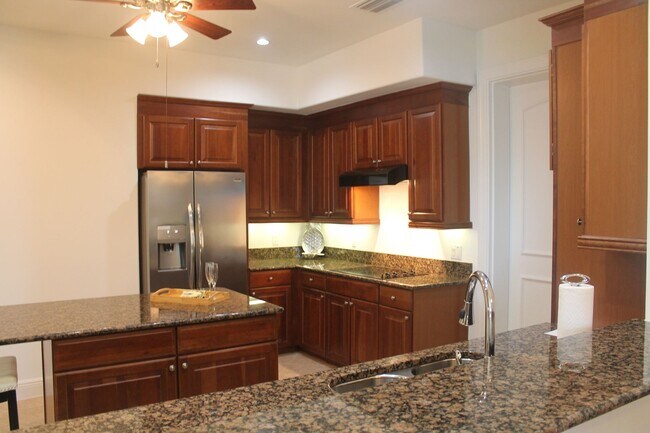 Building Photo - AVAILABLE May 1-2026 ...Spacious and Bright 3 bedroom-2.5 bath ground floor Condo in popular Hamm...