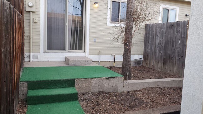 Foto del edificio - 2-Bedroom 1 car garage, Townhome in Distri...