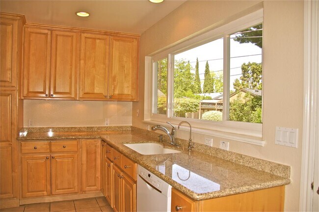Foto del edificio - 2323 Peachtree Ln