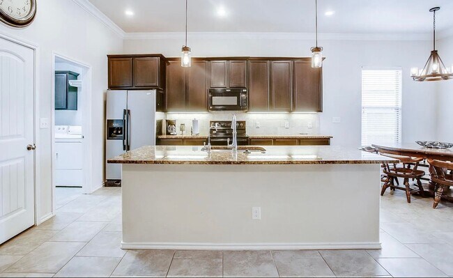 Building Photo - Newer 3 bedroom 2 bathroom house in Frensh...