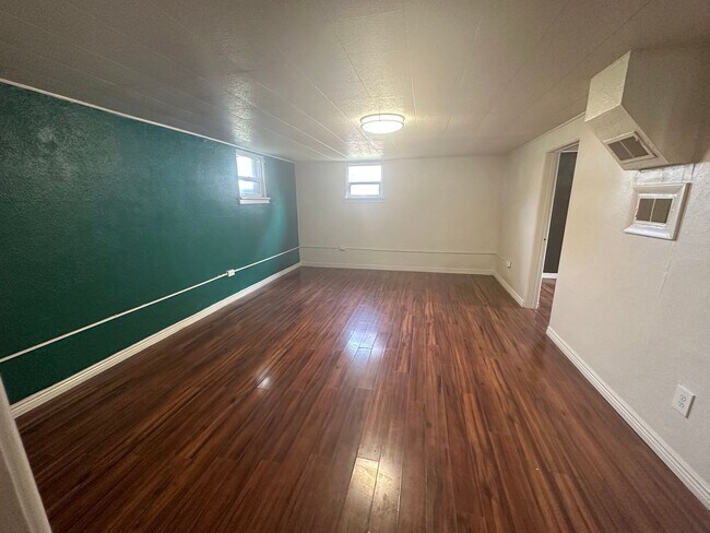 Foto del edificio - Painter - 2605 1/2 Ave E